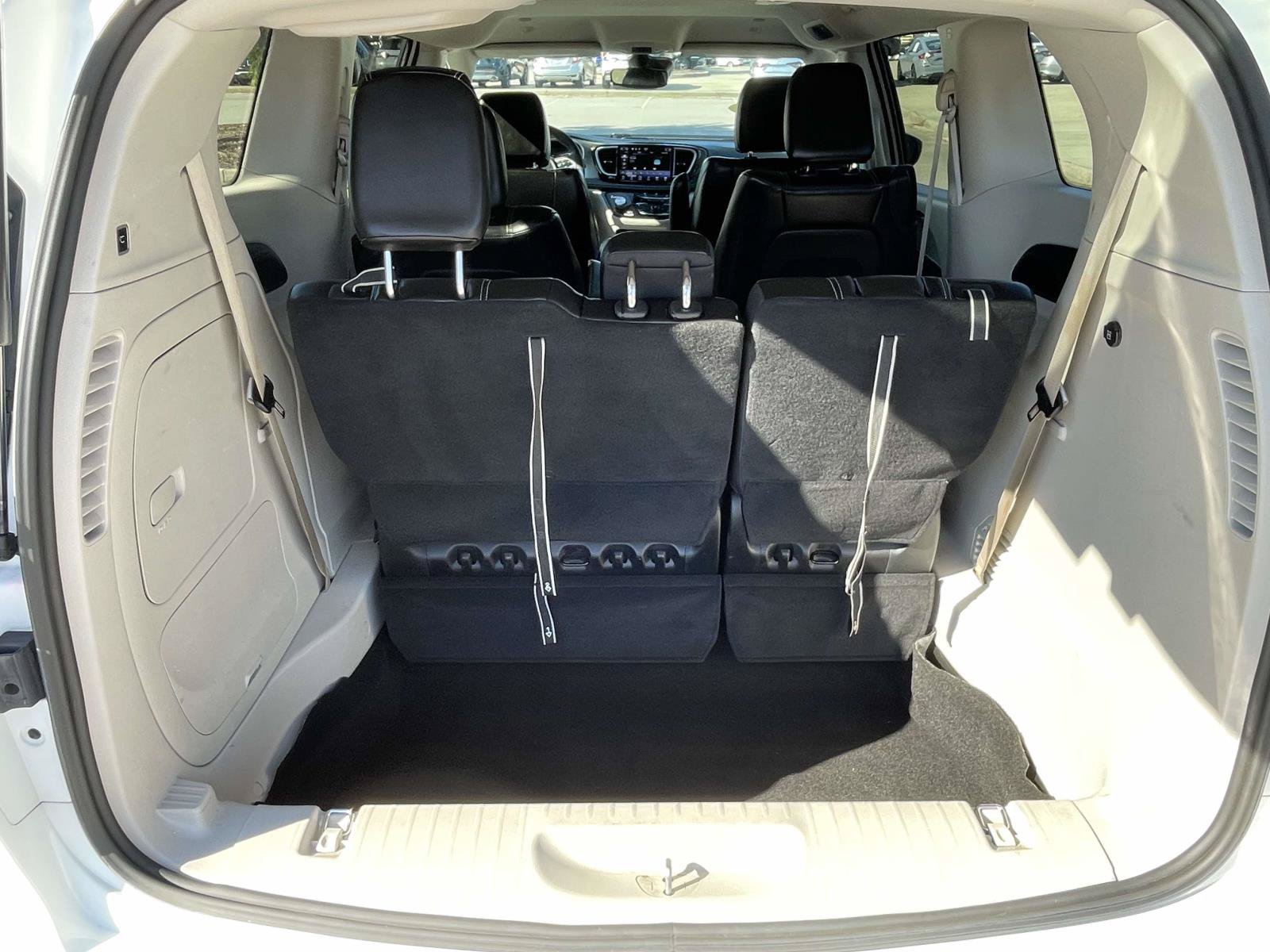 Used 2023 Chrysler Pacifica Touring-L FWD image 9