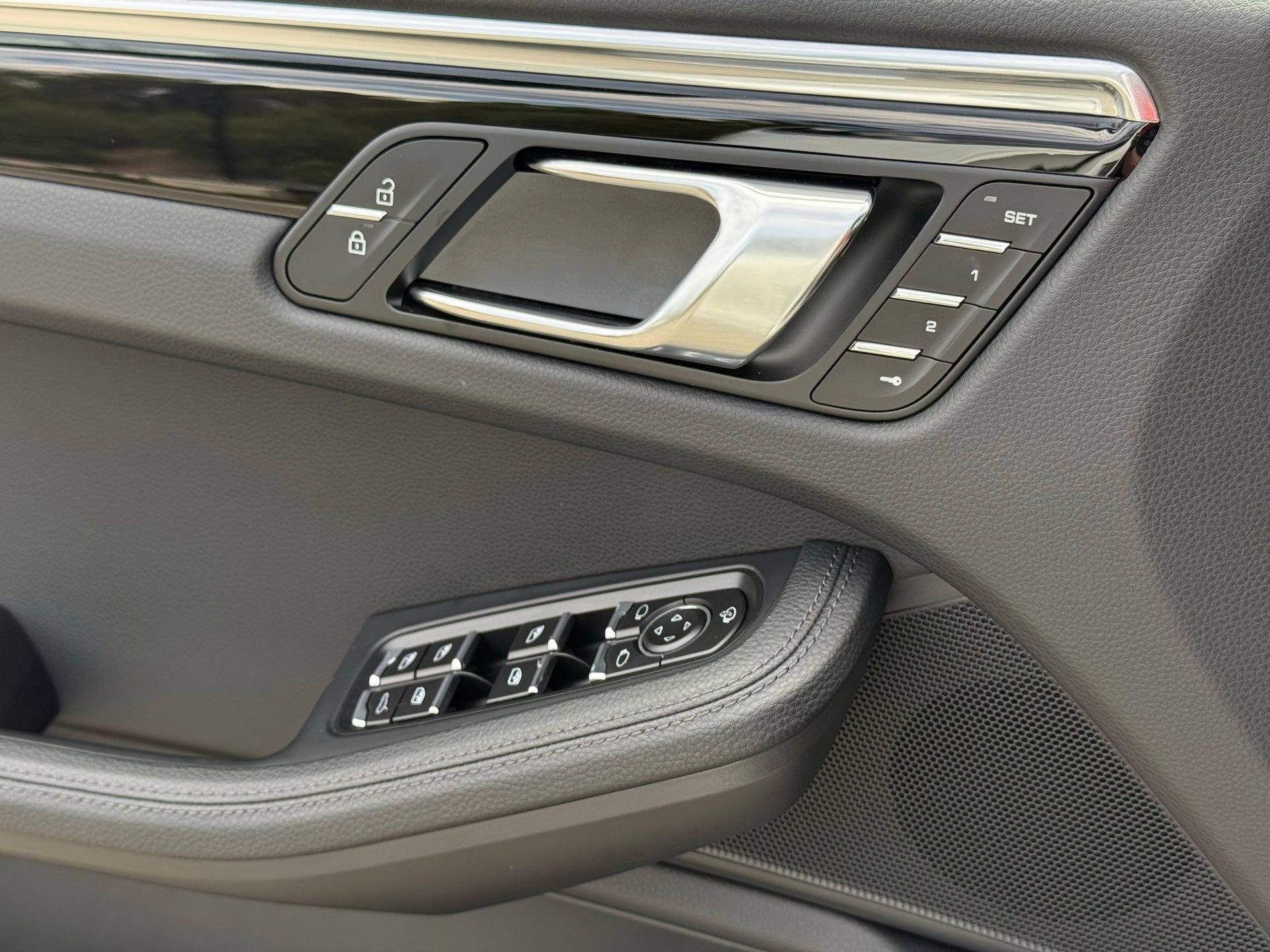 Certified 2025 Porsche Macan image 27