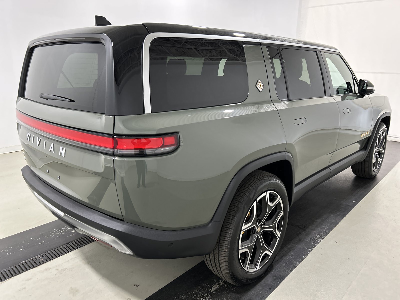 Used 2022 Rivian R1S Launch Edition Quad AWD/4WD image 5