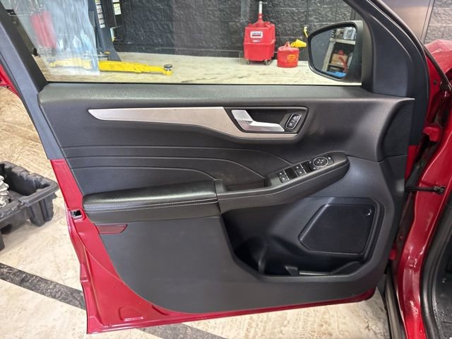 Used 2021 Ford Escape SE w/ SE Sport Appearance Package image 9