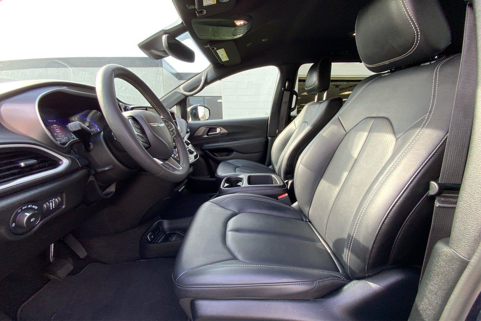 Used 2025 Chrysler Pacifica Select FWD image 10