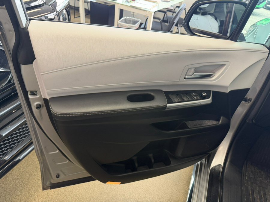 Used 2025 Toyota Sienna XSE FWD image 27