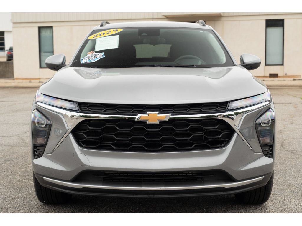 Used 2025 Chevrolet Trax LT FWD image 3