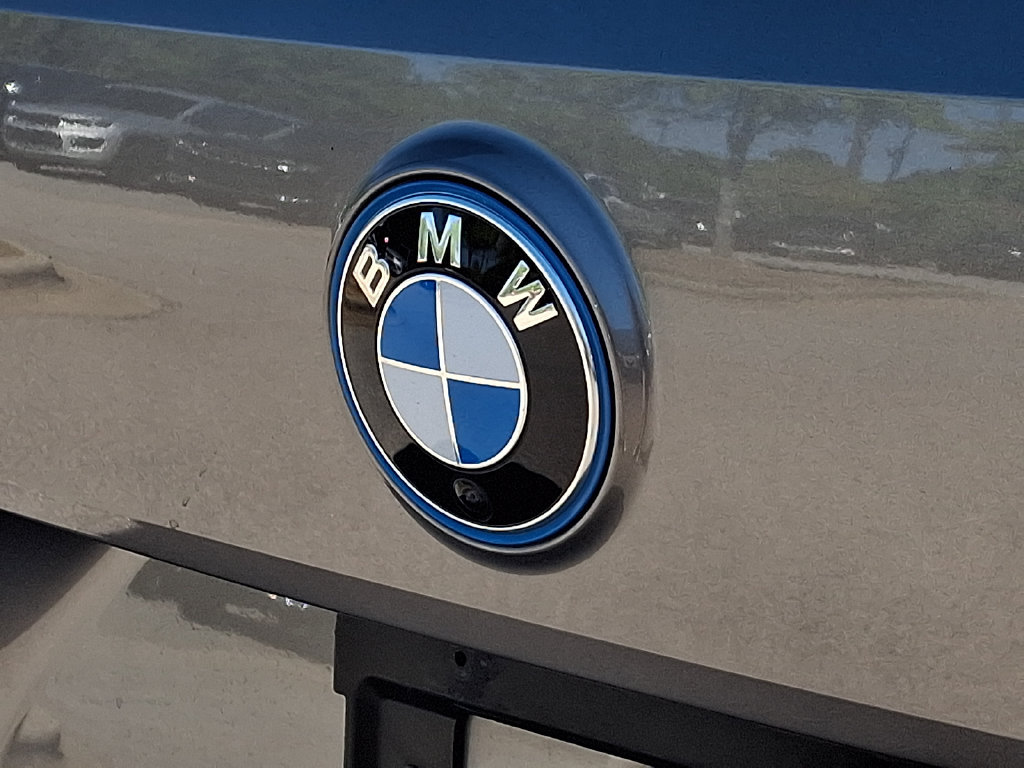 Used 2023 BMW iX xDrive50 w/ Sport Package AWD/4WD image 31
