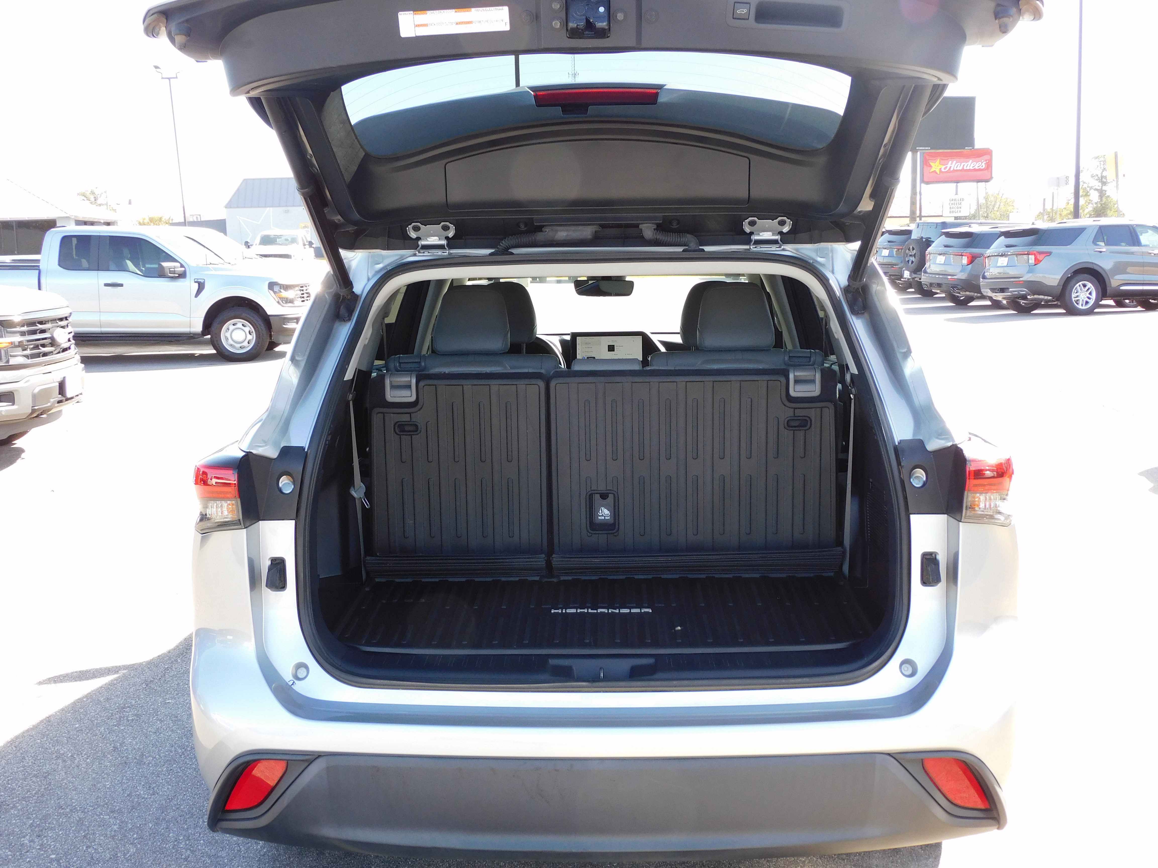 Used 2023 Toyota Highlander XLE image 6