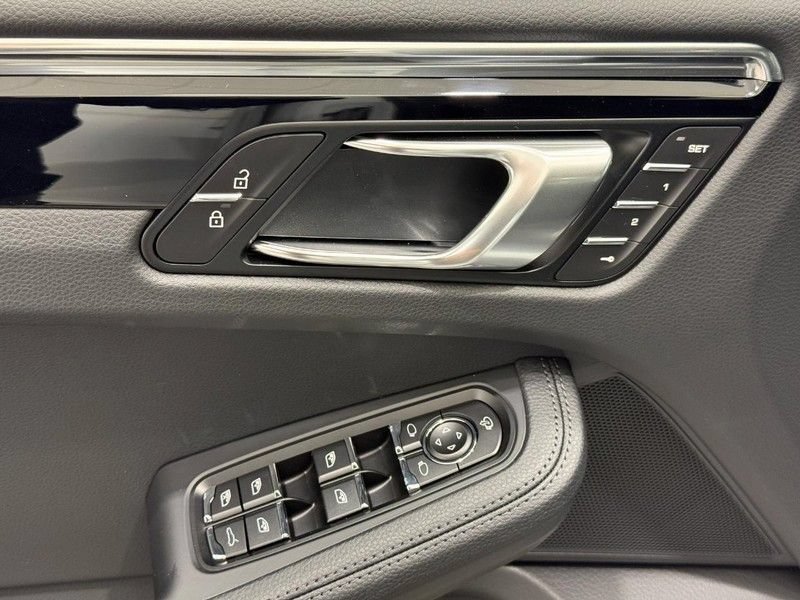 Used 2026 Porsche Macan AWD/4WD image 19