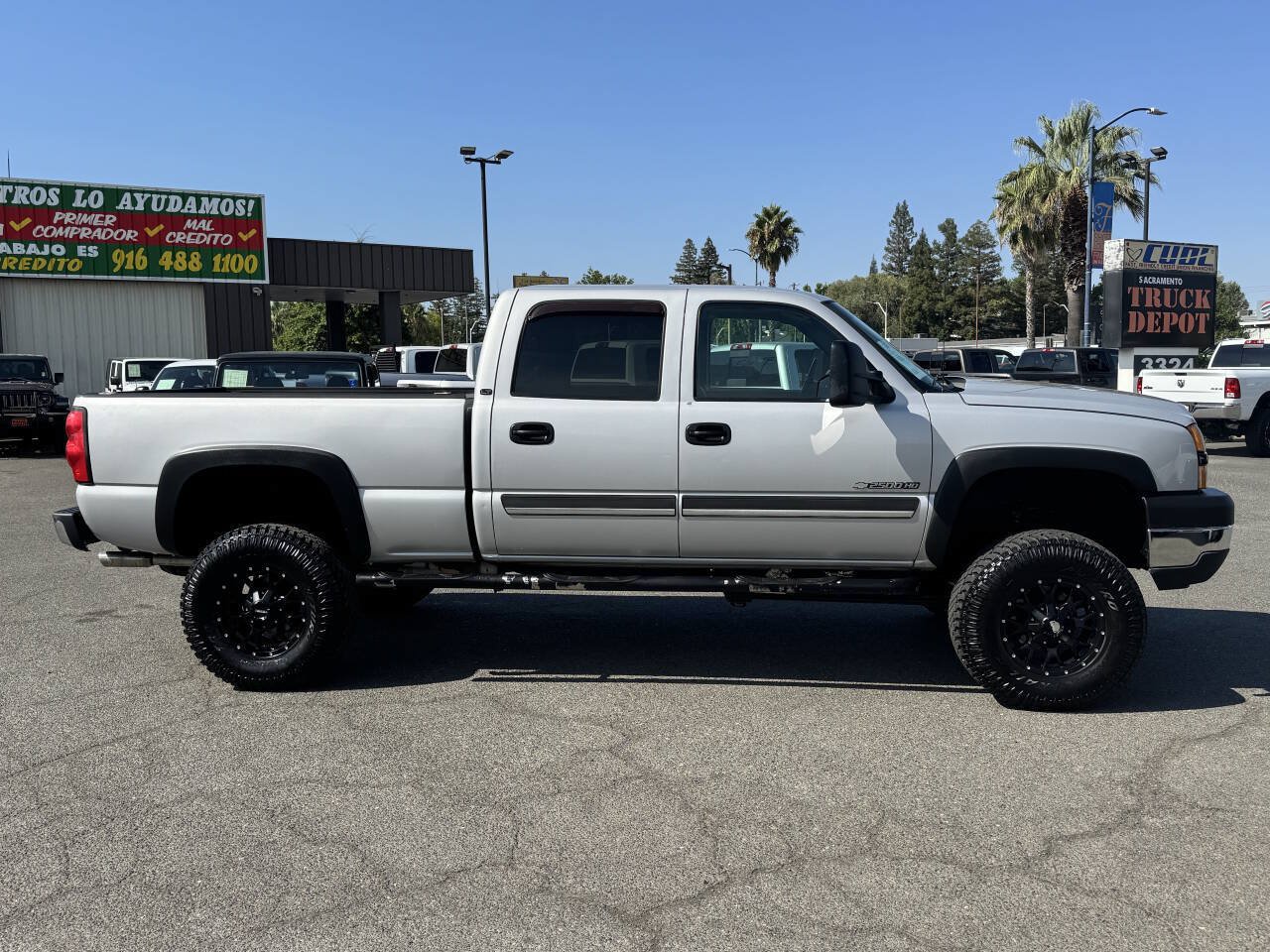 Used 2007 Chevrolet Silverado 2500 LT w/ Onstar Plus Package AWD/4WD image 8