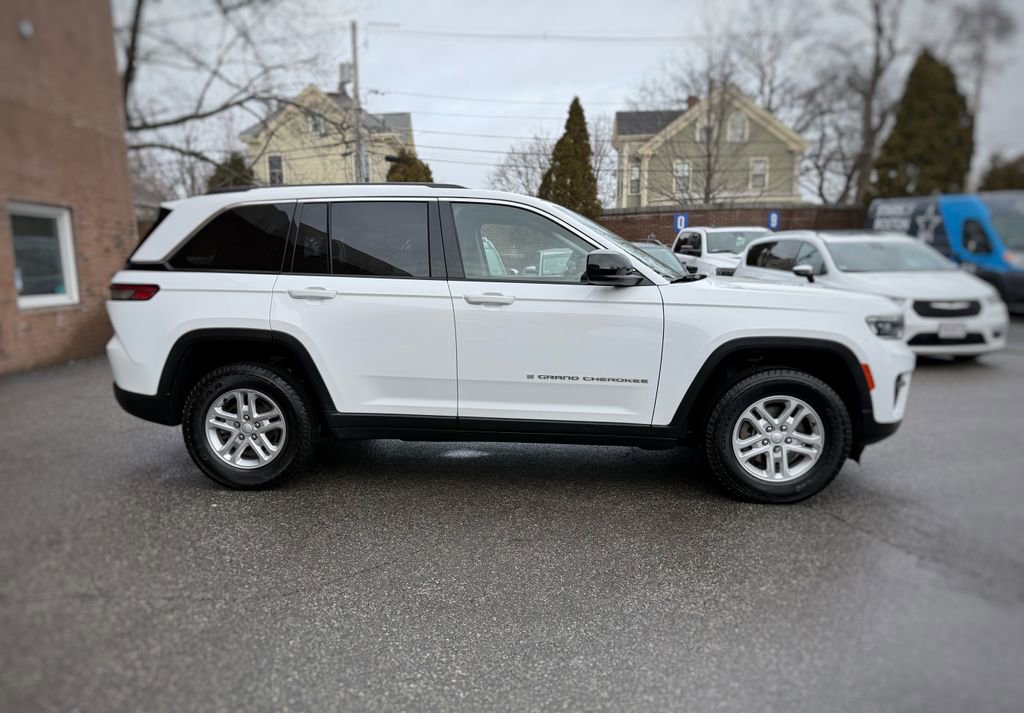 Used 2023 Jeep Grand Cherokee Laredo AWD/4WD image 4