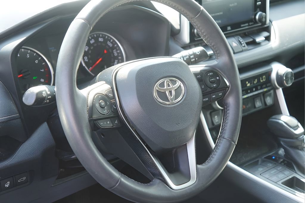 Used 2021 Toyota RAV4 XLE Premium image 14