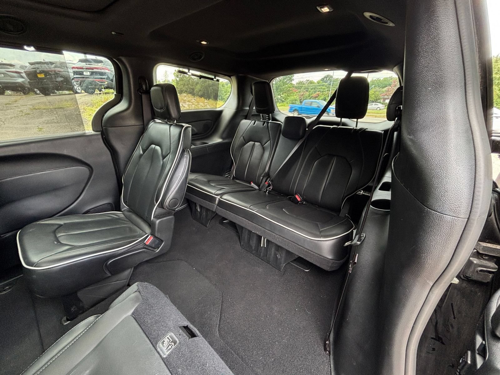 Used 2025 Chrysler Pacifica Limited FWD image 32