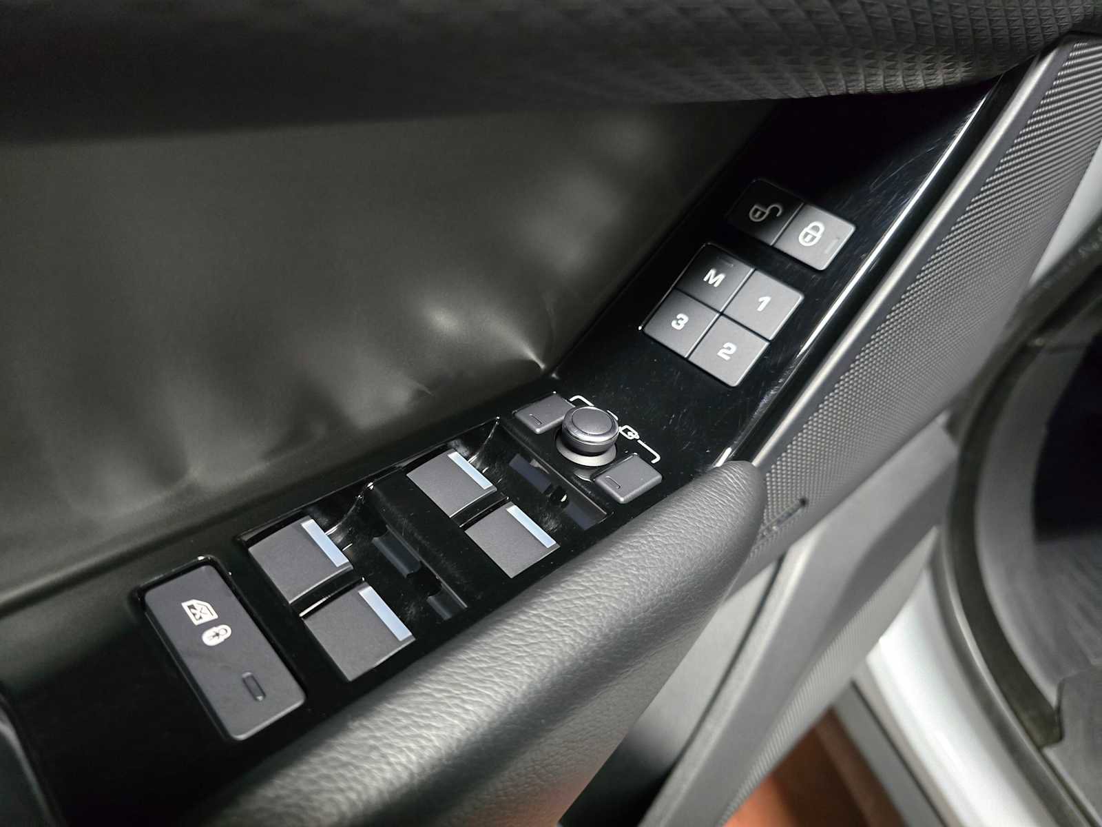 Used 2018 Land Rover Range Rover Velar S image 25