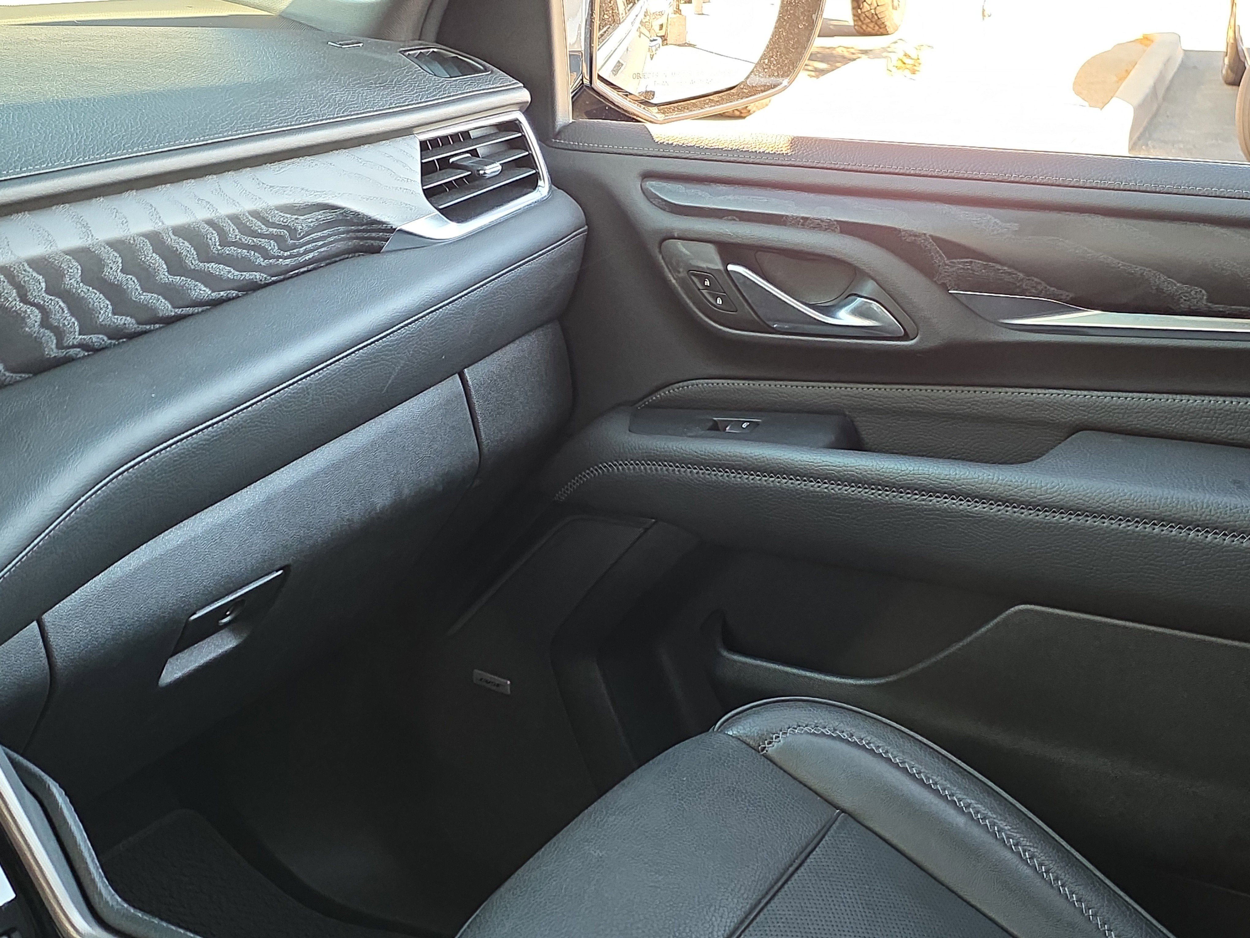 Used 2024 GMC Yukon XL Denali w/ Advanced Technology Package image 24