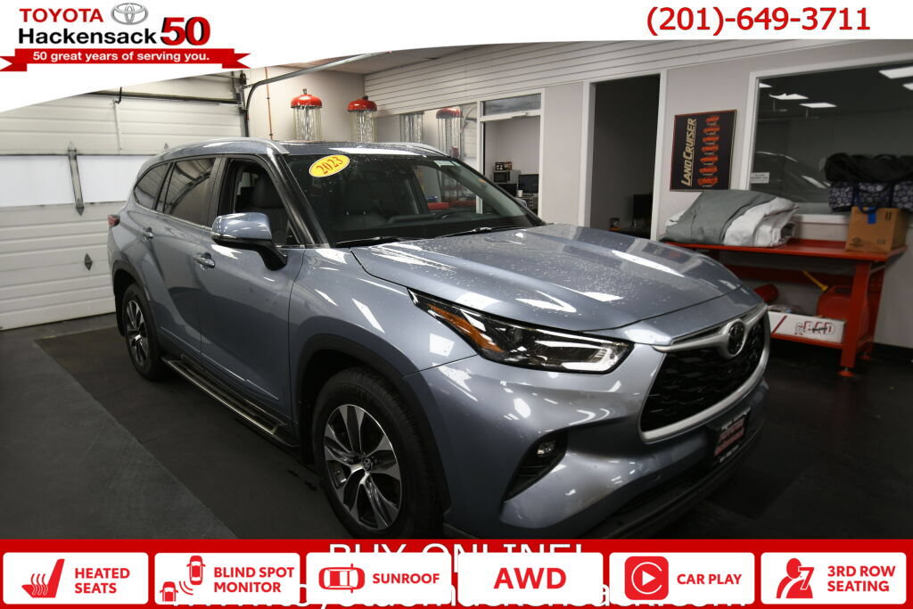 Used 2023 Toyota Highlander XLE AWD/4WD image 1
