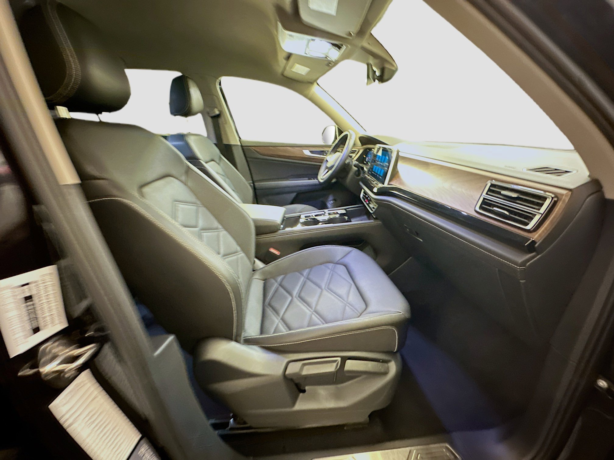 Used 2025 Volkswagen Atlas SE image 33