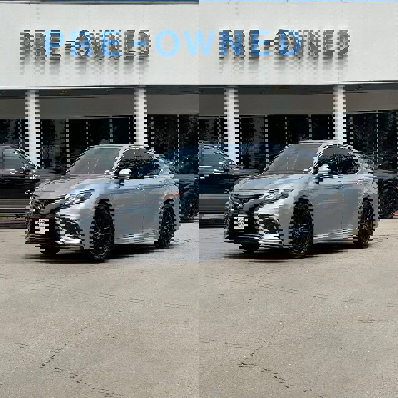 Used 2022 Toyota Camry XSE w/ Cold Weather Package image 2