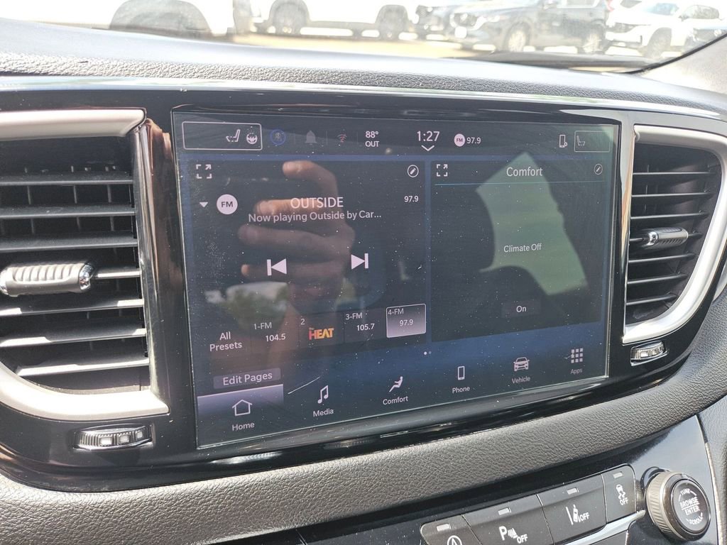 Used 2025 Chrysler Pacifica Select image 21