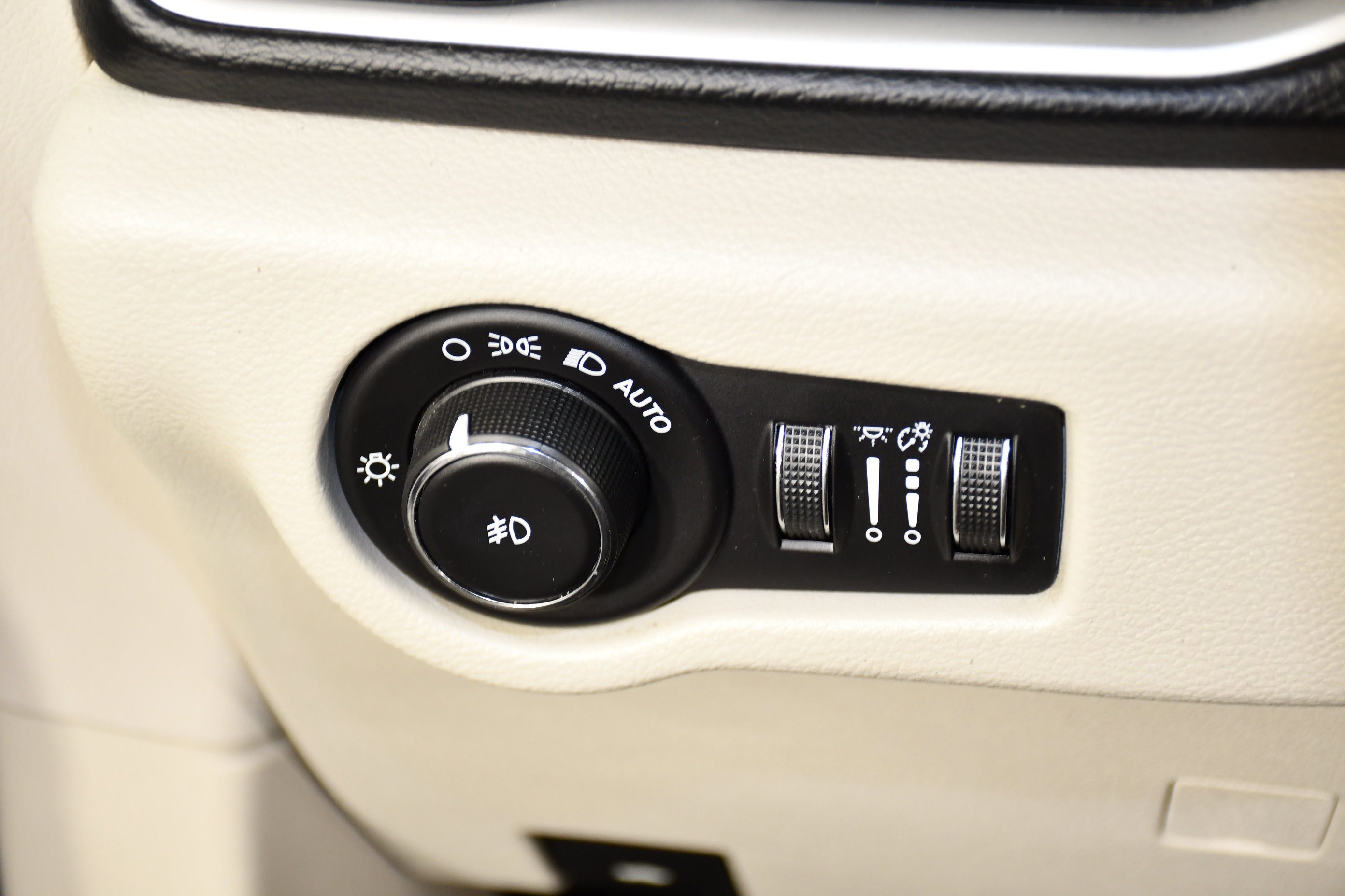 Used 2018 Chrysler Pacifica Touring-L w/ Advanced Safetytec Group FWD image 34