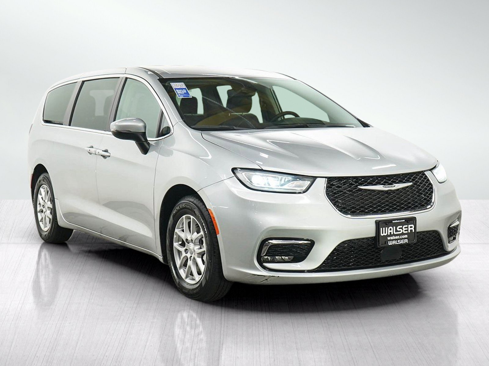 Used 2023 Chrysler Pacifica Touring-L FWD image 7