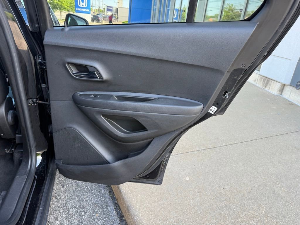 Used 2020 Chevrolet Trax LT w/ LT Convenience Package AWD/4WD image 35
