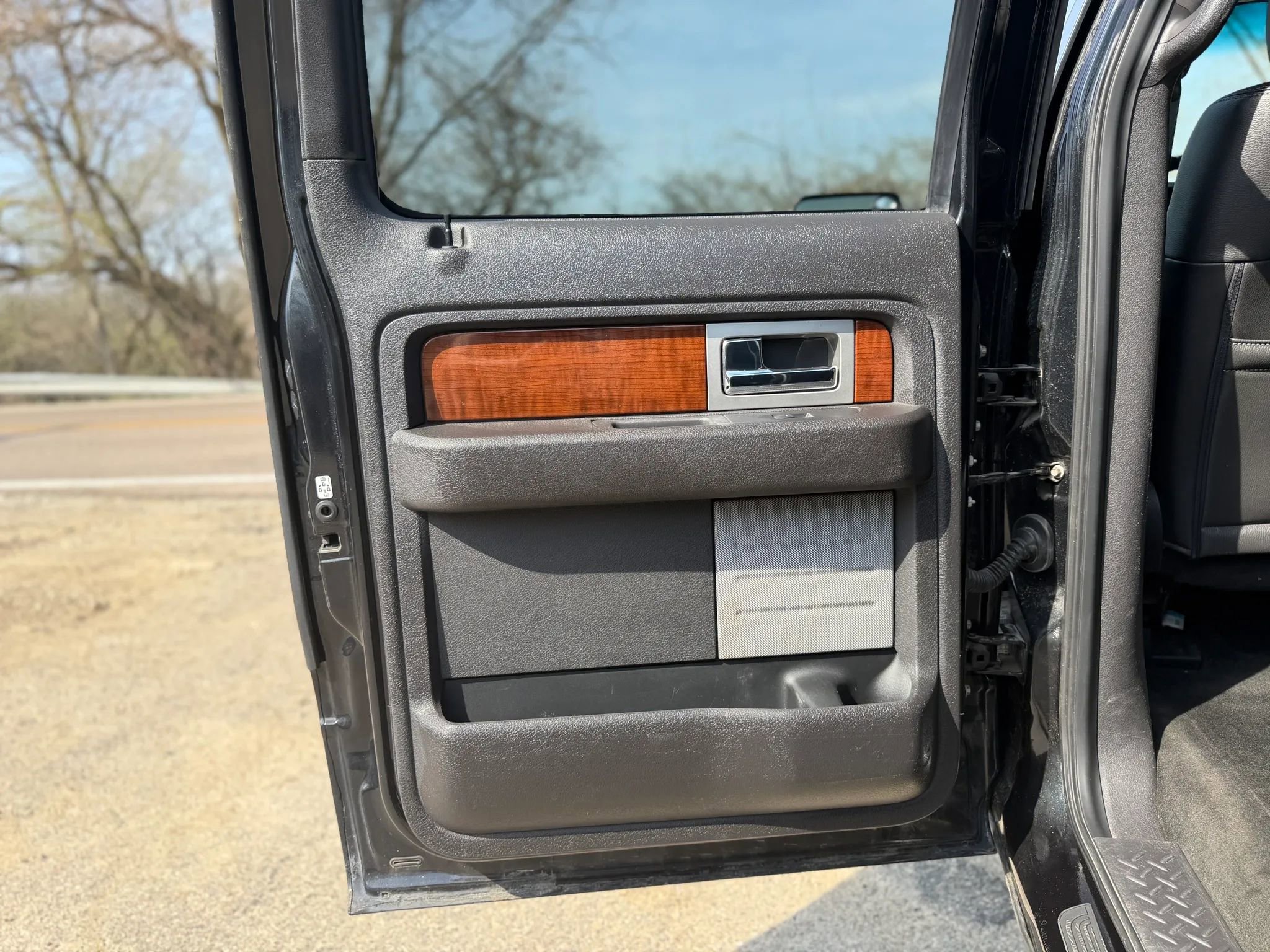 Used 2010 Ford F150 Lariat image 29