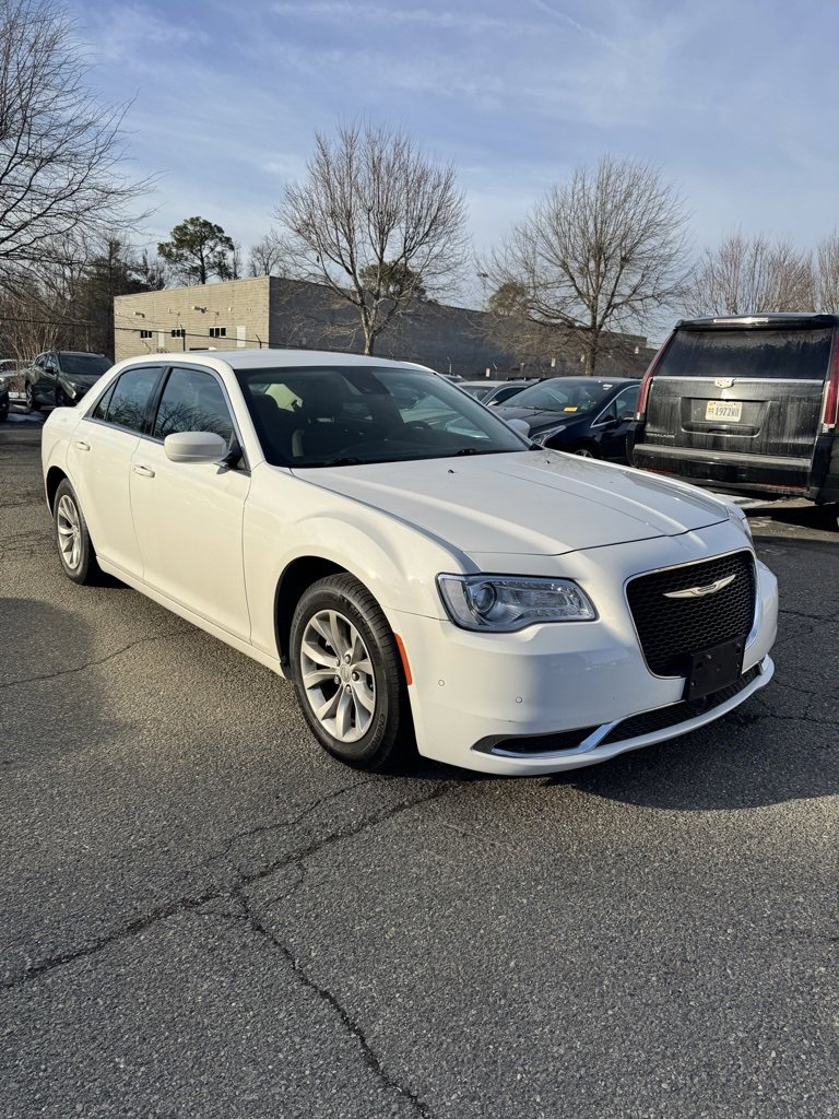 Used 2023 Chrysler 300 Touring w/ Safetytec Plus Group image 1