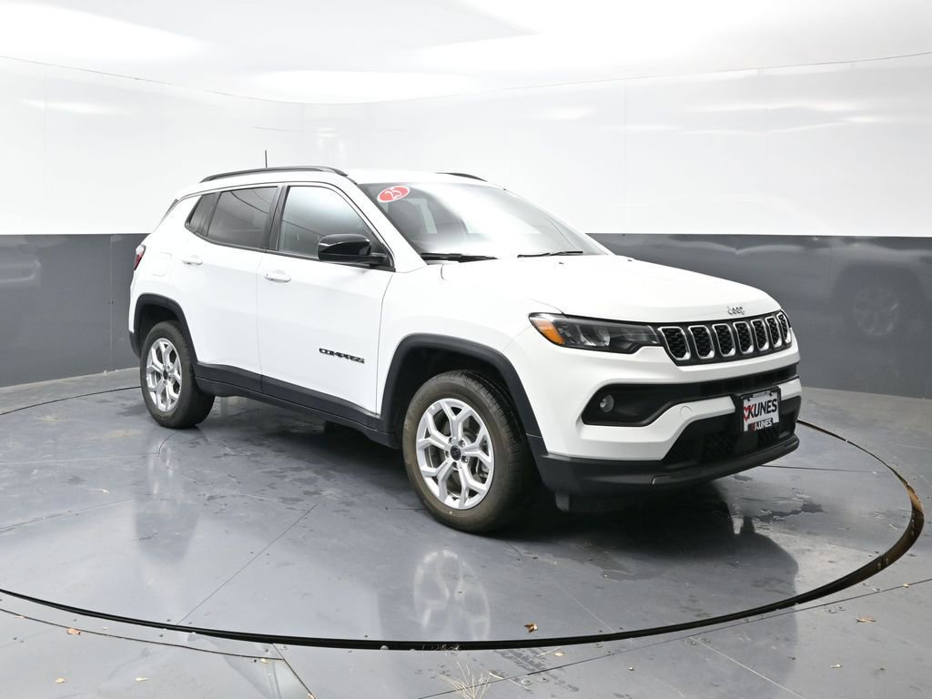 Used 2025 Jeep Compass Latitude AWD/4WD image 4
