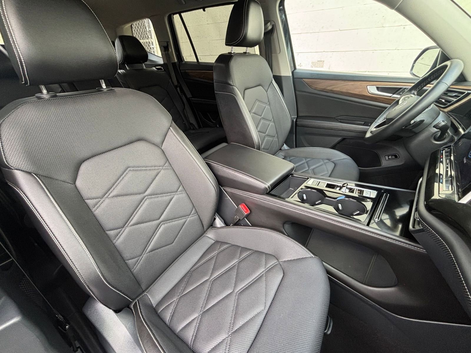 Used 2025 Volkswagen Atlas SE image 37