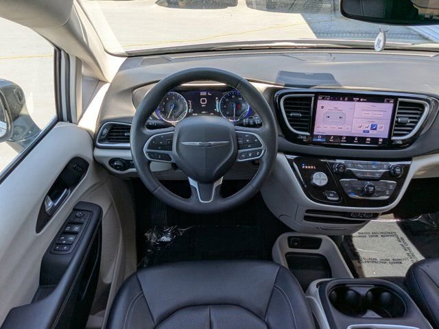 Used 2024 Chrysler Pacifica Touring-L FWD image 17