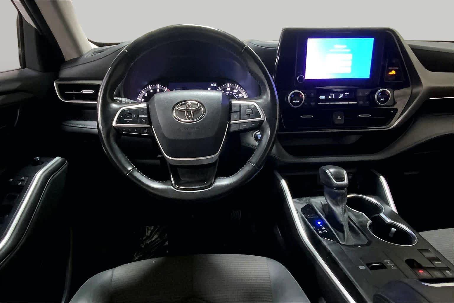 Used 2023 Toyota Highlander LE FWD image 6