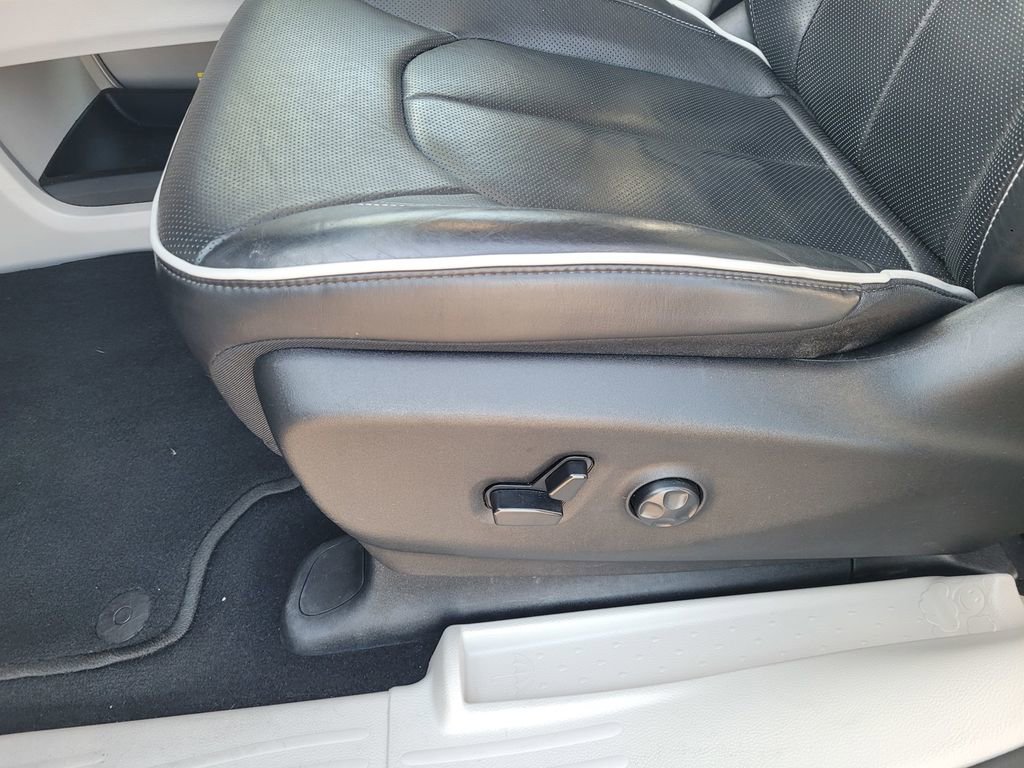 Used 2023 Chrysler Pacifica Limited FWD image 27