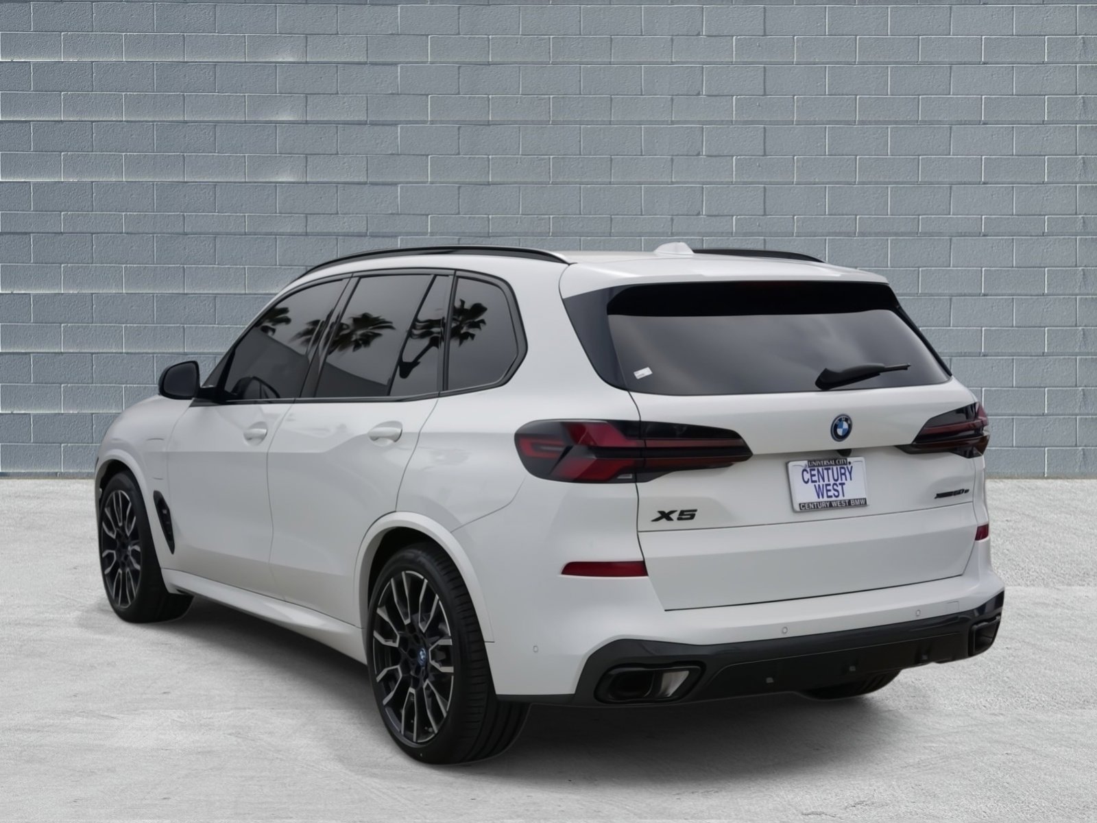 Certified 2024 BMW X5 xDrive50e w/ M Sport Package image 4