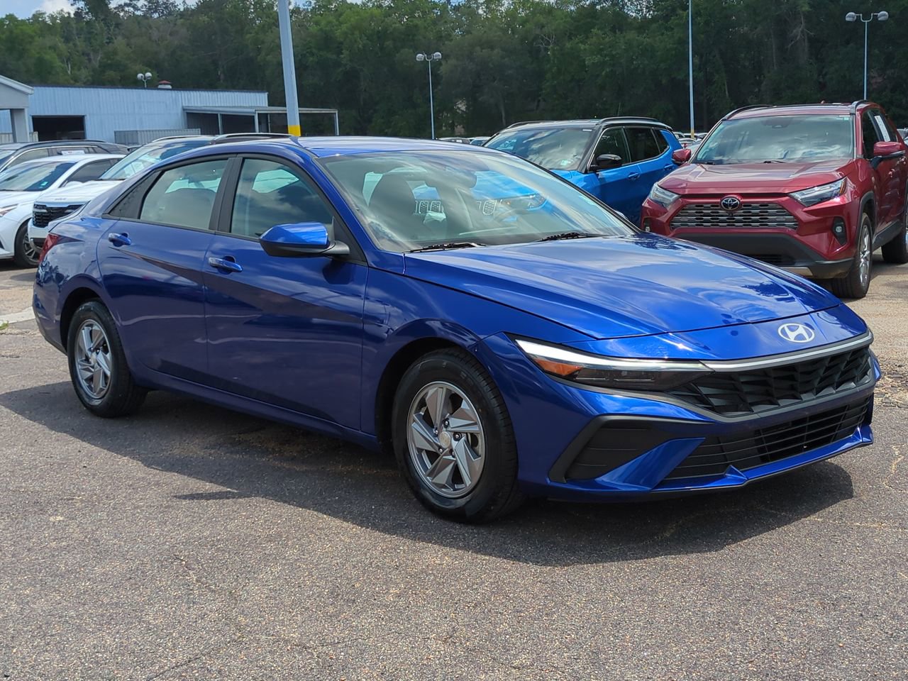 Used 2025 Hyundai Elantra SE w/ Cargo Package FWD image 3