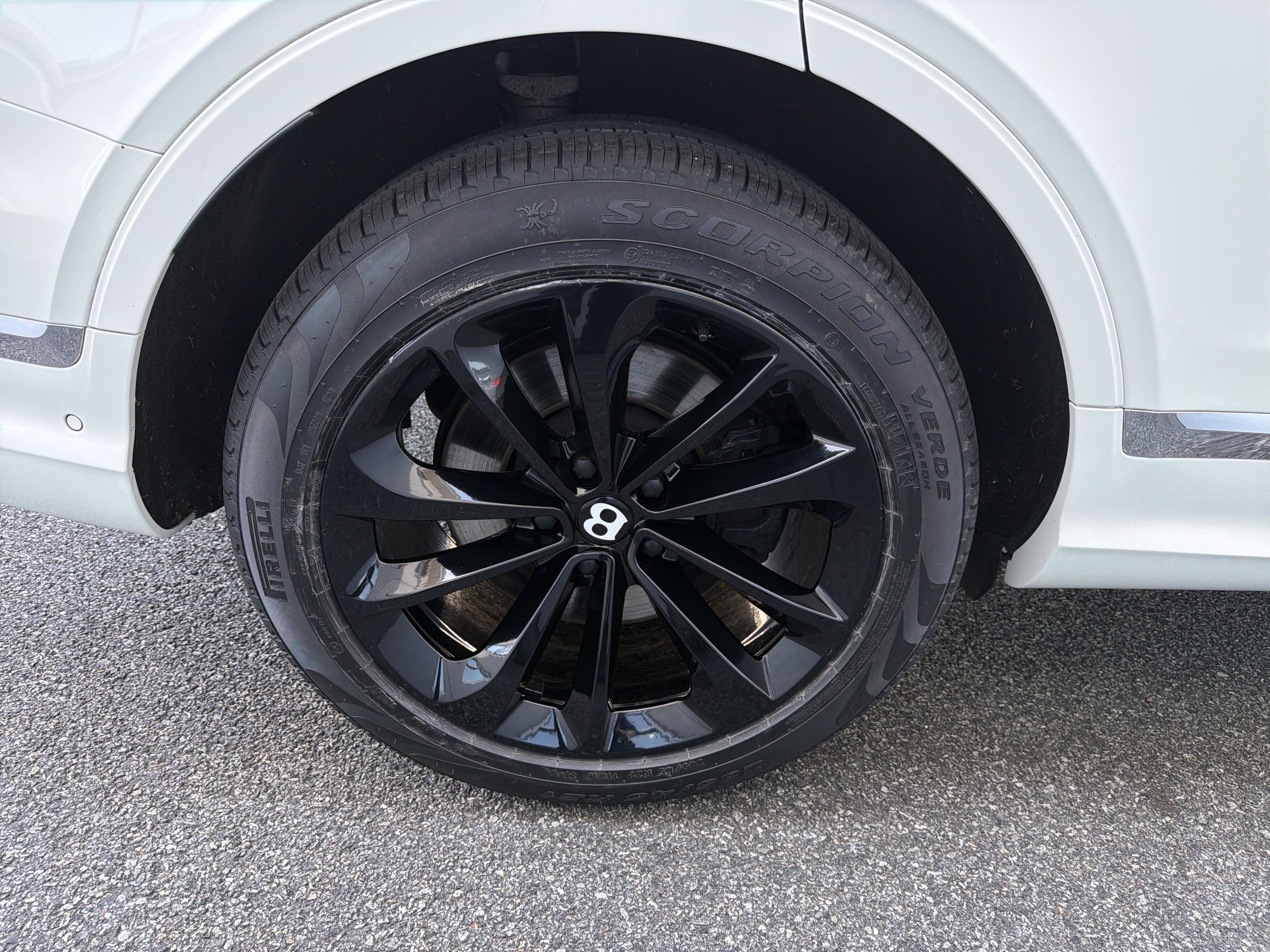 Used 2021 Bentley Bentayga AWD/4WD image 29