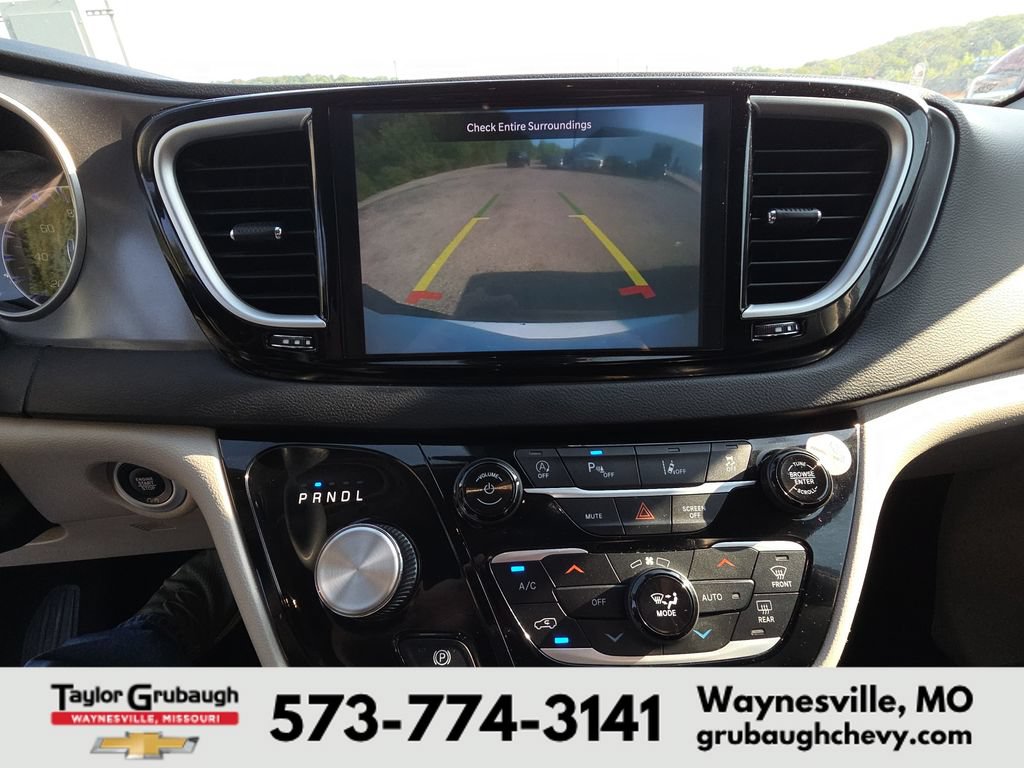Used 2023 Chrysler Pacifica Touring-L FWD image 11