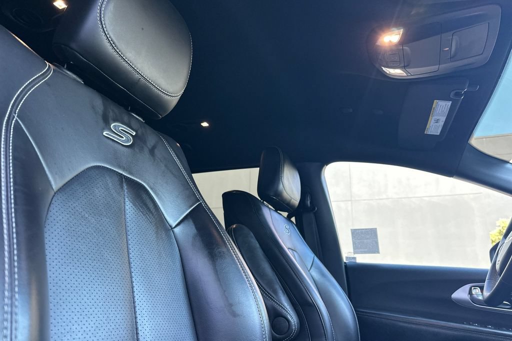 Used 2023 Chrysler Pacifica Touring-L w/ Uconnect Theater Family Group FWD image 18