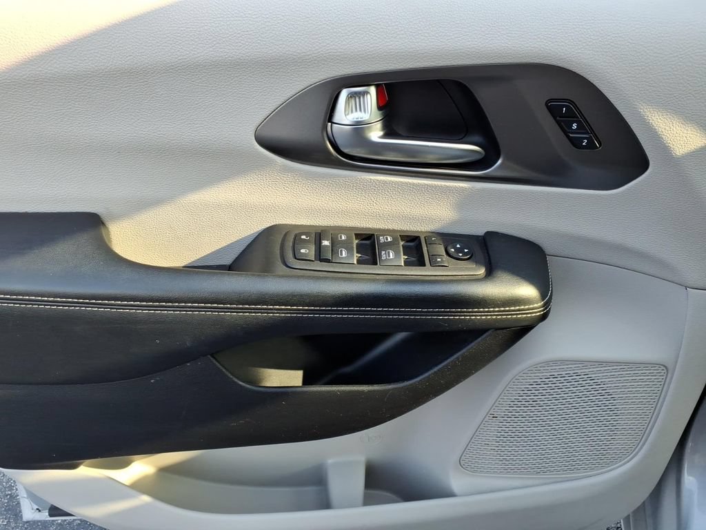 Used 2023 Chrysler Pacifica Touring-L FWD image 6