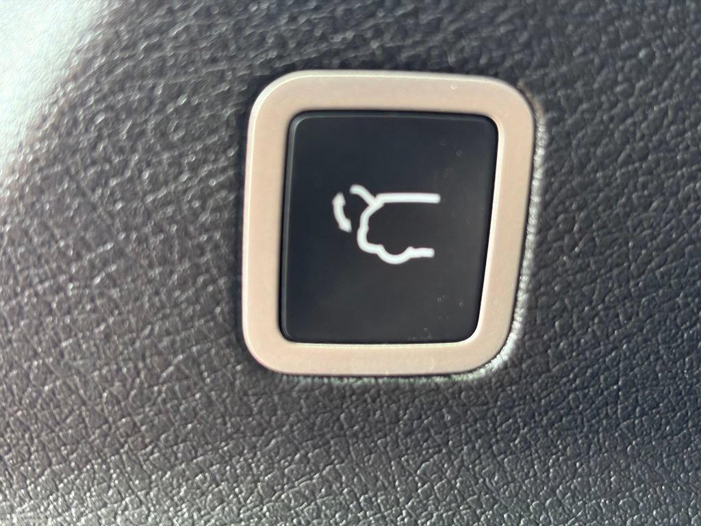 Certified 2025 Chrysler Pacifica Limited FWD image 11