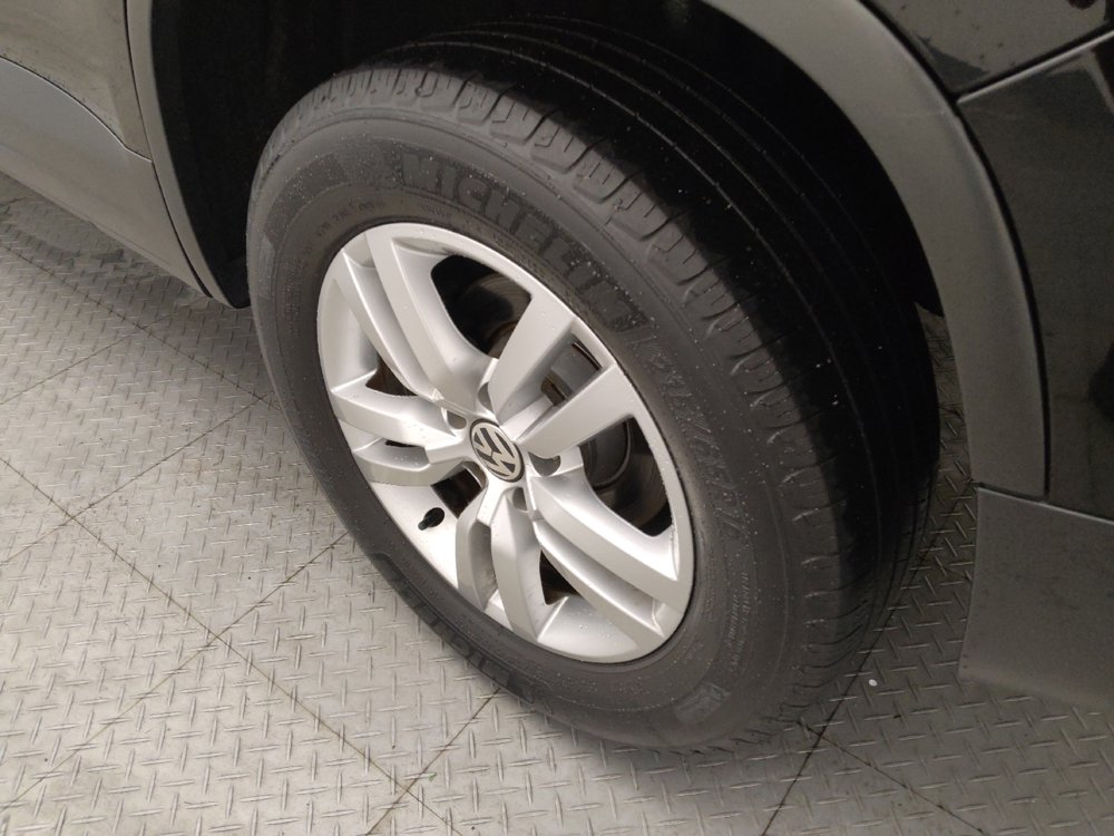 Used 2017 Volkswagen Tiguan S image 31