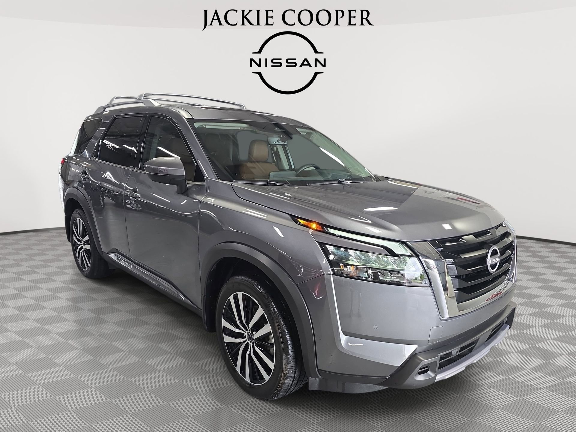 Used 2025 Nissan Pathfinder Platinum FWD image 3