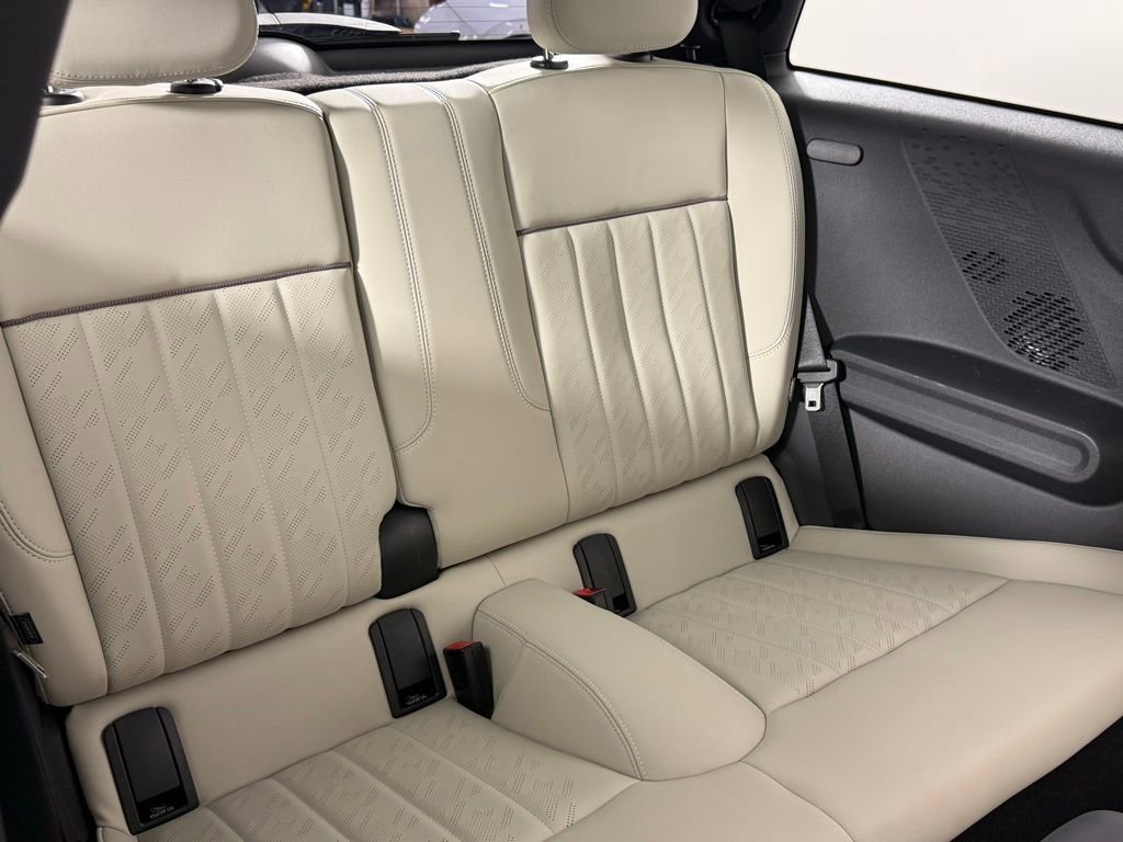 Certified 2025 MINI Cooper 2-Door Hardtop image 22