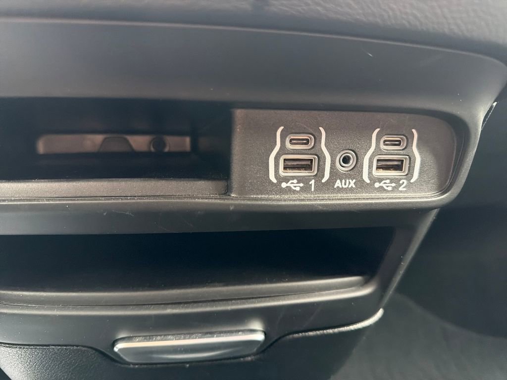 Used 2025 Chrysler Pacifica Select image 33