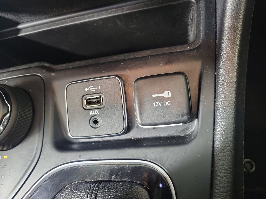 Used 2019 Jeep Cherokee Limited image 22