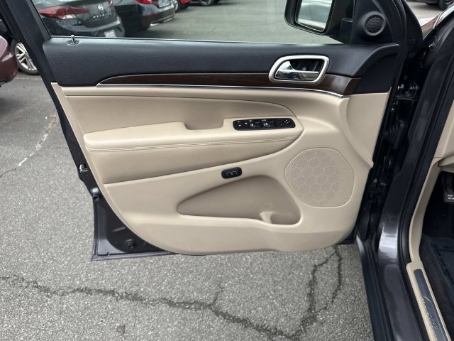 Used 2017 Jeep Grand Cherokee Limited AWD/4WD image 13