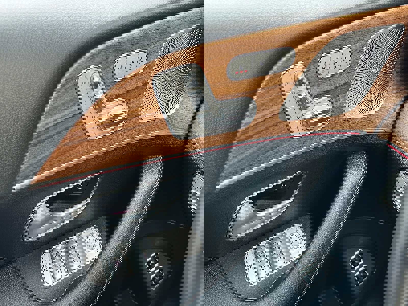 Used 2025 Mercedes-Benz GLE 450e 4MATIC image 36