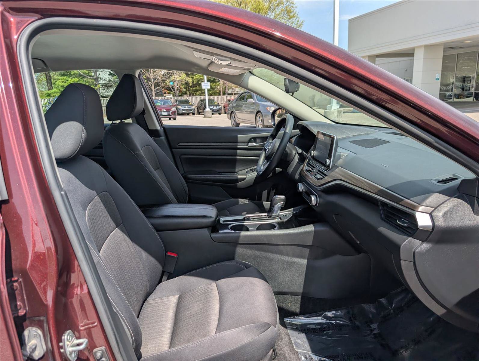 Used 2024 Nissan Altima 2.5 SV FWD image 11