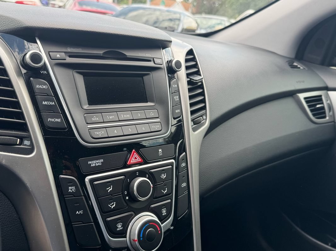 Used 2017 Hyundai Elantra GT FWD image 17
