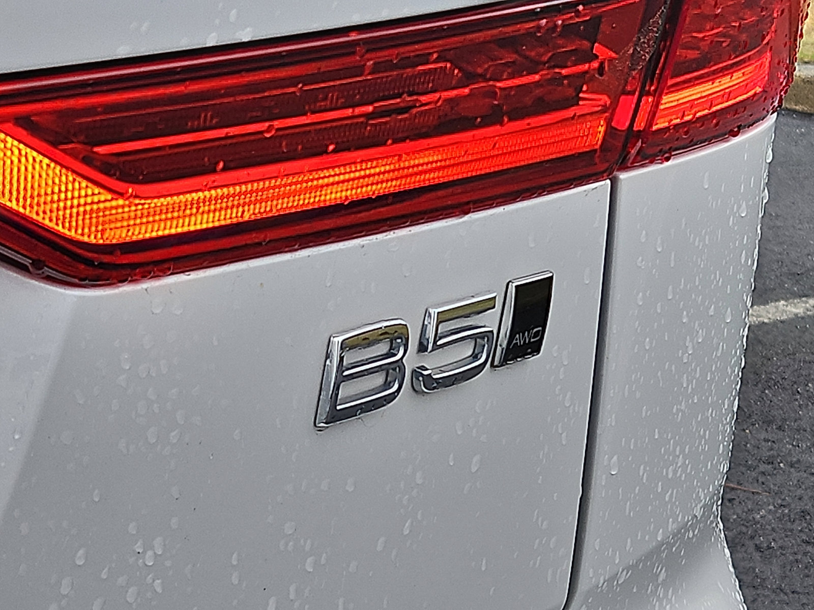 Certified 2024 Volvo XC60 B5 Ultimate w/ Climate Package image 30