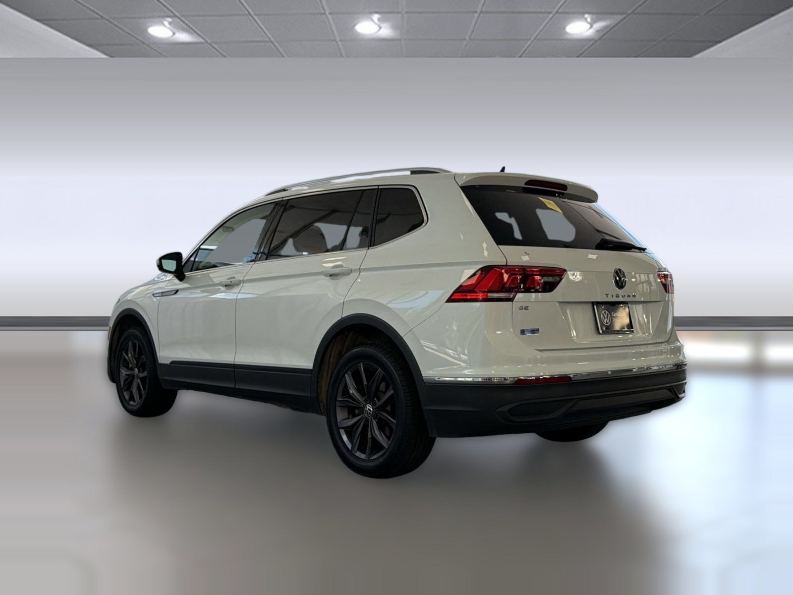 Certified 2023 Volkswagen Tiguan SE w/ Panoramic Sunroof Package FWD image 3