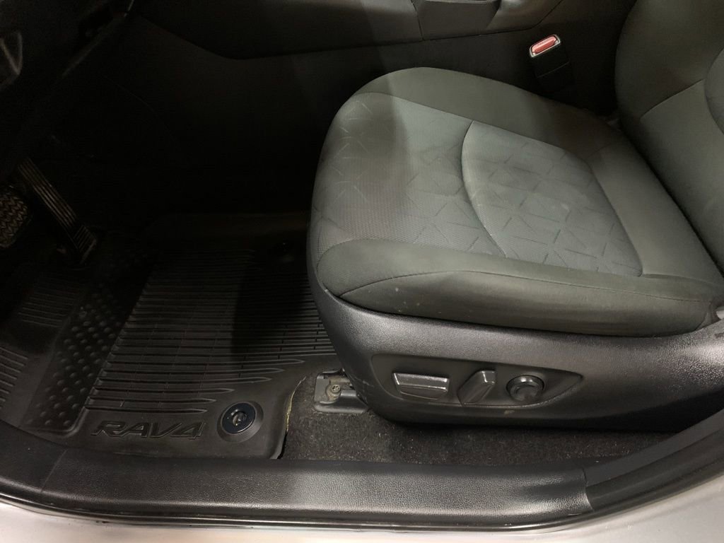 Used 2021 Toyota RAV4 XLE image 10
