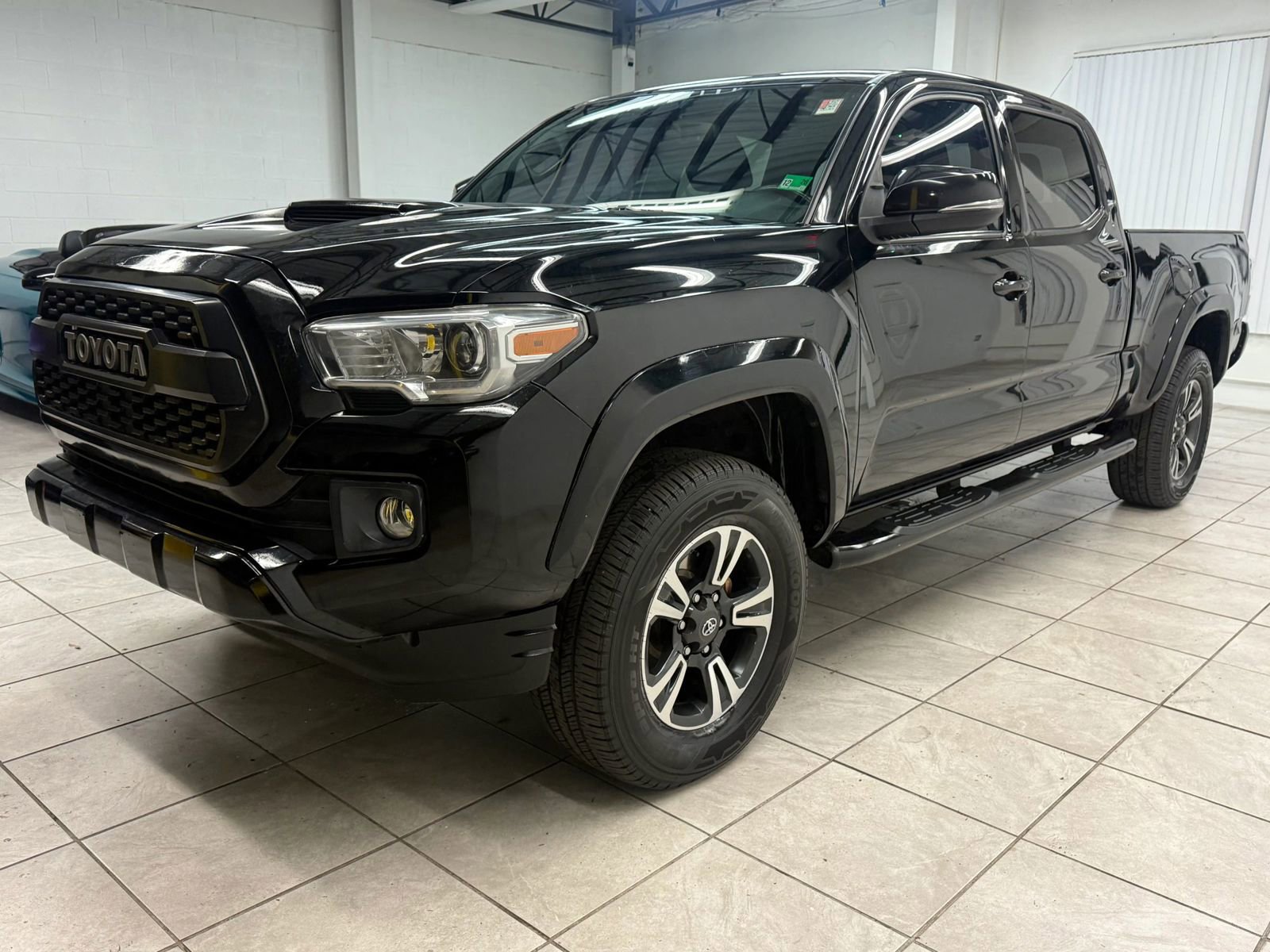 Used 2017 Toyota Tacoma TRD Sport image 3